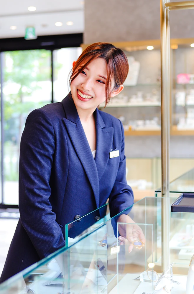 ご紹介しましたスタッフ以外にも、商品知識豊富な
                    スタッフが数多く在籍しております。