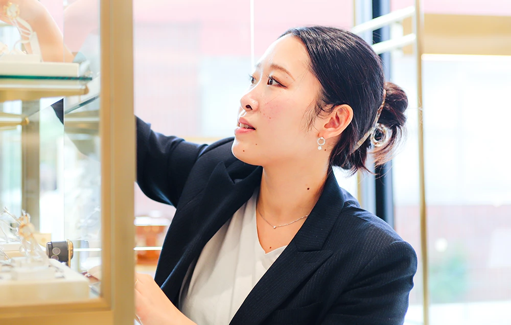 ジュエリー担当　須藤