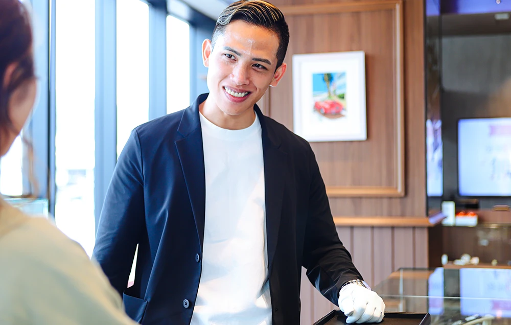 時計担当　山崎