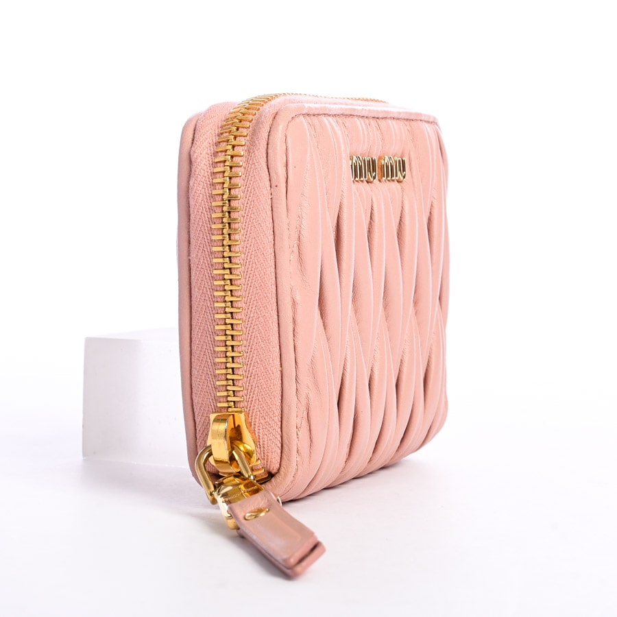 【極美品】FENDI ピンク レザー コインケース チャーム付き　ラウンドジップ 正規 ギャランティーカード有り FENDI カードケース コイン