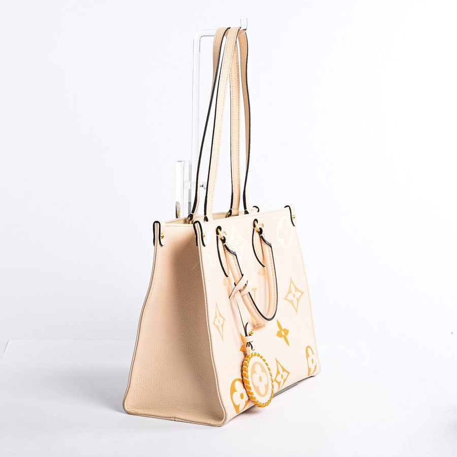 Louis Vuitton Onthego MM Monogram リップチャームトートバッグ Louis Vuitton Onthego MM Monogram リップチャームトートバッグ