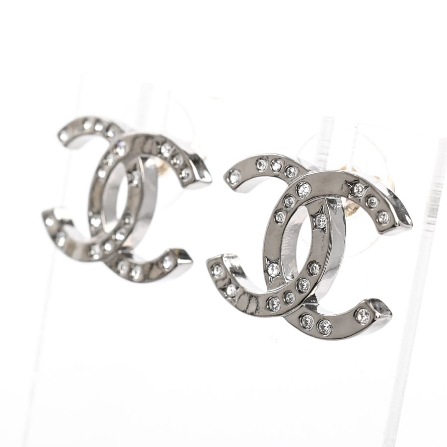CHANEL シルバー ロゴチャーム ピアス CHANEL（シャネル） ピアス ロゴ シルバー925 シルバー アクセサリー