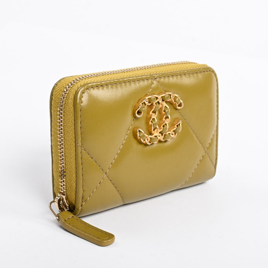 CHANEL19ジップコインパース(約W11xH7cm(実寸) カーキ): ブランド財布