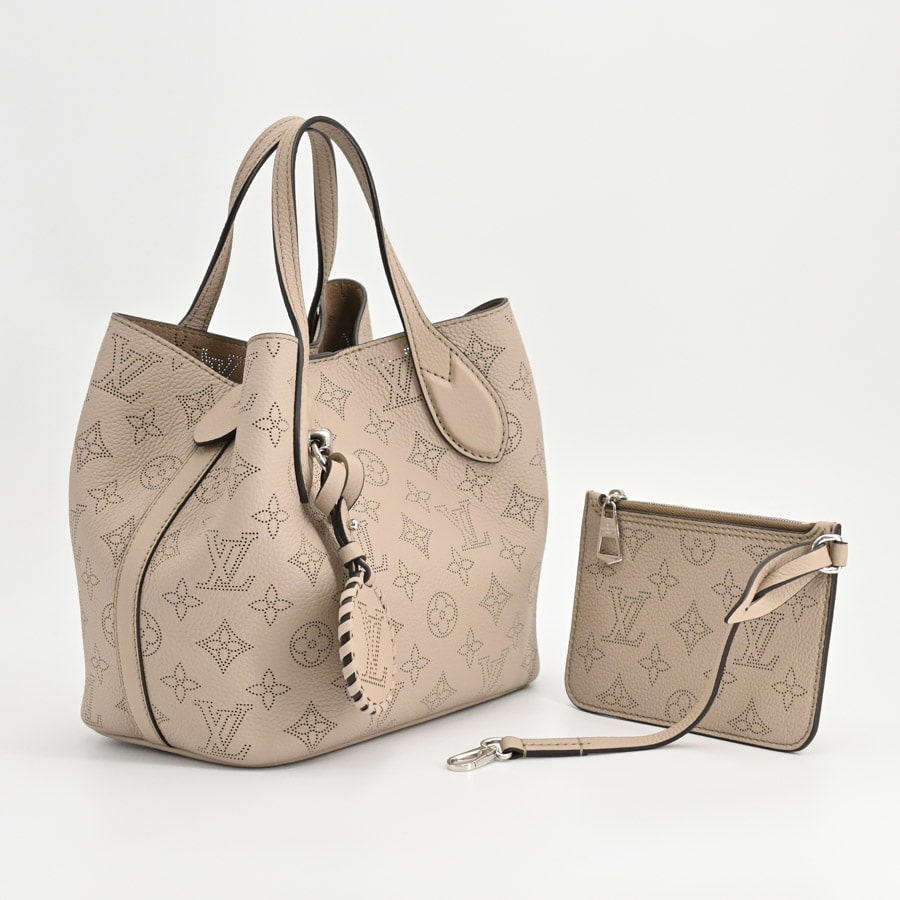 【様々なシーンで活躍 /グレージュ】Louis Vuitton ブロッサムPM ブロッサム PM マヒナ｜ルイ・ヴィトン 公式サイト - M23196