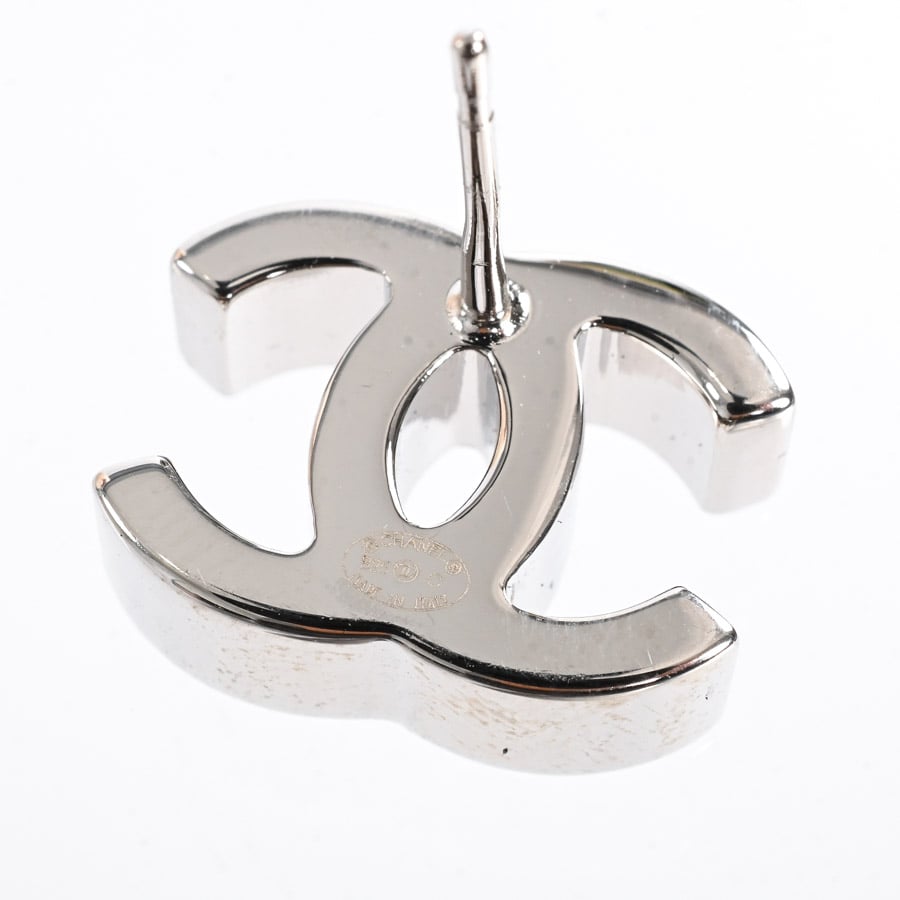 CHANEL シルバー ロゴチャーム ピアス ピアス(チャーム:約W15xH10mm シルバー): ブランドジュエリー【公式