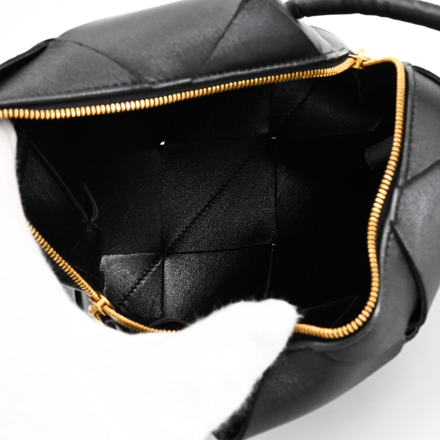 Bottega Veneta ブラック Cassette カメラバッグ ブラックスモール イントレチャート カメラバッグ| Bottega