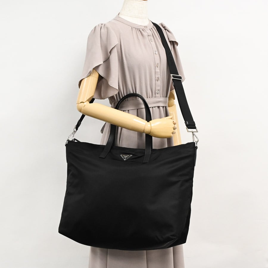 PRADA 黒 ナイロン トートバッグ　2VG024 追跡付き発送【PRADA】 Re-Nylonおしゃれナイロンバッグ 2VG024