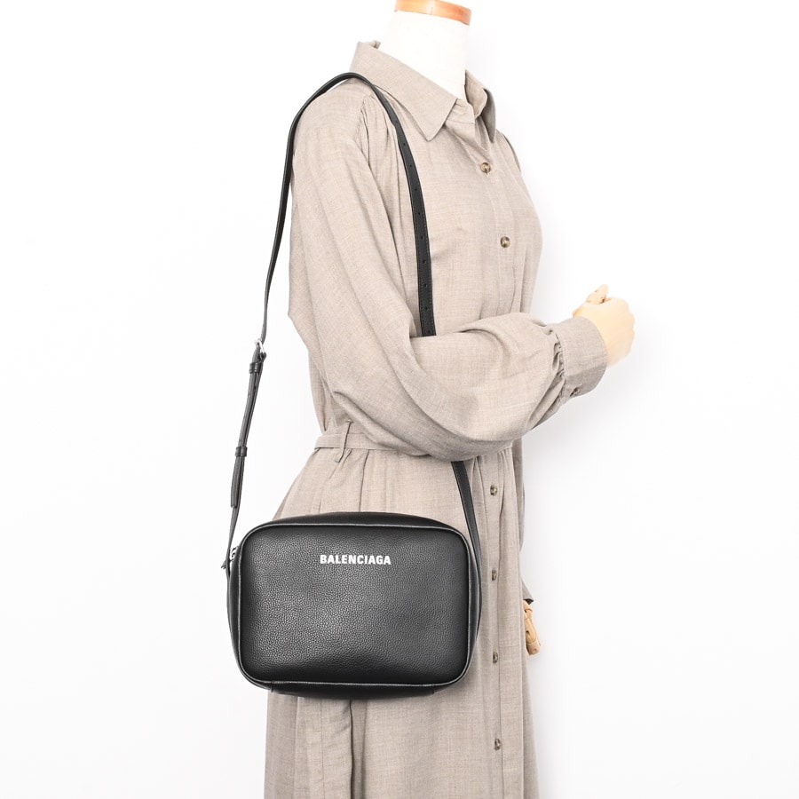 エブリデイカメラバッグ | 679267 | クロスショルダーバッグ | 型押し