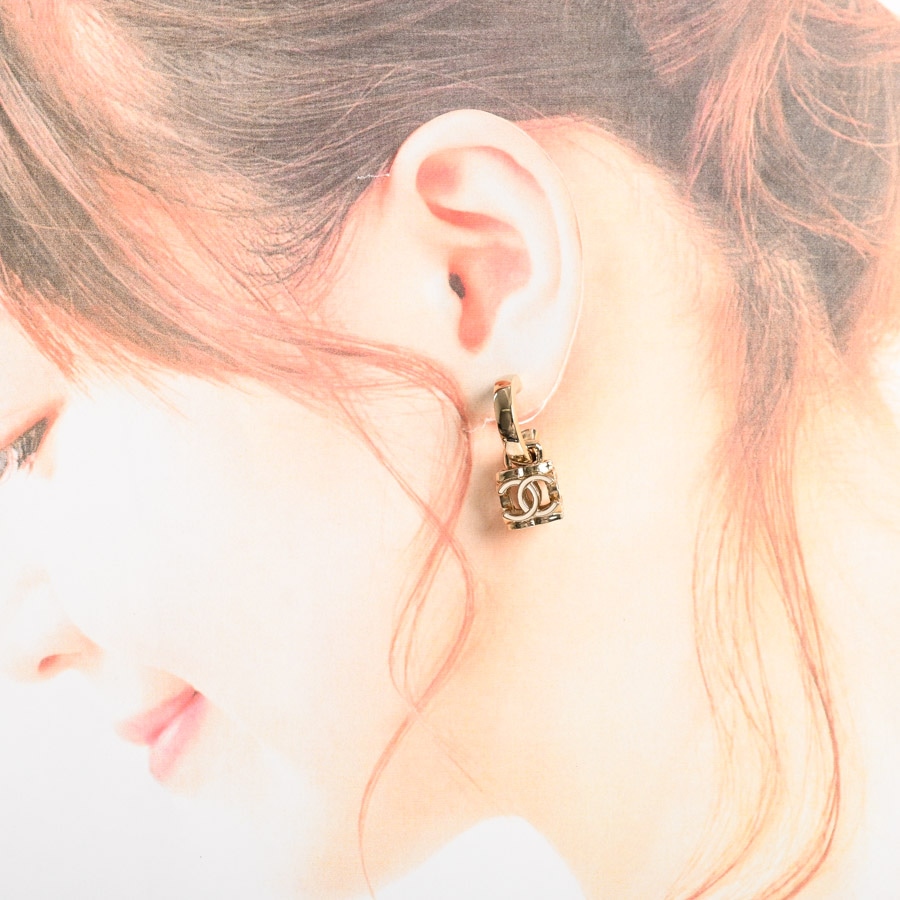 ピアス(チャーム:約W25xH10mm ホワイト): ブランドジュエリー【公式