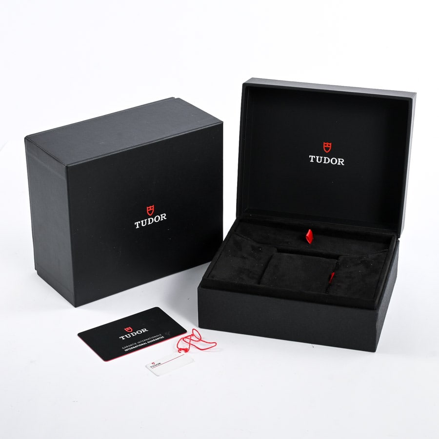 TUDOR レザー 時計ケース ブラック/レッド ノベルティ 未使用 TUDOR レザー 時計ケース ブラック/レッド ノベルティ 未使用 未