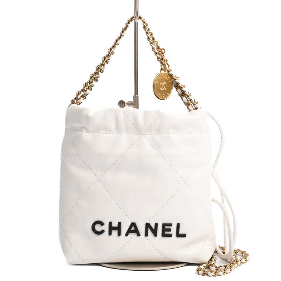CHANEL22スモールハンドバッグ ホワイト 約W17xH19xD6.5cm(実寸)